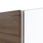 Detailansicht des Lichtausschnitts von HÖRMANN Schiebetür Pure 1 Alpineiche quer Duradecor DesignLine mit Lichtausschnitt Schlossseite