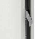 Detail Schließer von Stahl Nebeneingangstür TEMIDAS S68 ZL mit Glasausschnitt