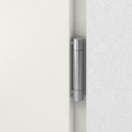 Detail Bänder von Stahl Nebeneingangstür TEMIDA P55 mit Glasausschnitt