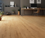 Ansicht Arbeitszimmer von Eiche Cognac supermatt strukturiert 1-Stab Eclipse Designboden Vinyl - Wiparquet