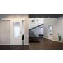Front-Milieuansicht der vor der Wand laufenden Cofi 21 LA-01 Weißlack RAL 9016 Premium Schiebetür