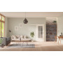 Front-Milieuansicht der vor der Wand laufenden GARANT Schiebetür 0105-60 Pearl White CePaL mit Lichtausschnitt LA-DIN Sprosse SP0