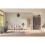 Front-Milieuansicht der vor der Wand laufenden GARANT Schiebetür Authentic Achat CePaL mit Lichtausschnitt LA-DIN Sprosse SP0