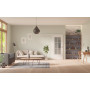 Front-Milieuansicht der vor der Wand laufenden GARANT Schiebetür 0160-60 Silver Grey CePaL mit Lichtausschnitt LA-DIN Sprosse SP4