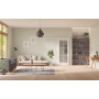 Front-Milieuansicht der vor der Wand laufenden GARANT Schiebetür 0160-60 Silver Grey CePaL mit Lichtausschnitt LA-3 Sprosse SP4