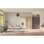 Front-Milieuansicht der vor der Wand laufenden GARANT Schiebetür Authentic Risseiche CePaL mit Lichtausschnitt LA-4 bandseitig Sprosse SP10