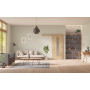 Front-Milieuansicht der vor der Wand laufenden GARANT Schiebetür Authentic Risseiche GCK08 mit Lichtausschnitt LA-4 mittig Sprosse SP10