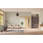 Front-Milieuansicht der vor der Wand laufenden GARANT Schiebetür Authentic Asteiche GCK08 mit Lichtausschnitt LA-4 schlossseitig Sprosse SP10