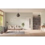 Front-Milieuansicht der vor der Wand laufenden GARANT Schiebetür Authentic Grigio CePaL mit Lichtausschnitt LA-4 schlossseitig Sprosse SP10