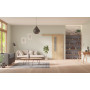 Front-Milieuansicht der vor der Wand laufenden GARANT Schiebetür Authentic Risseiche GCK08 mit Lichtausschnitt LA-5 bandseitig Sprosse SP10