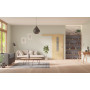 Front-Milieuansicht der vor der Wand laufenden GARANT Schiebetür Authentic Asteiche GCK08 mit Lichtausschnitt LA-5 schlossseitig Sprosse SP10