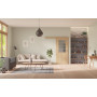 Front-Milieuansicht der vor der Wand laufenden GARANT Schiebetür Authentic Risseiche CePaL mit Lichtausschnitt LA-6 Sprosse SP10