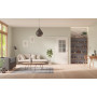 Front-Milieuansicht der vor der Wand laufenden GARANT Schiebetür 0160-60 Silver Grey CePaL mit Lichtausschnitt LA-6 Sprosse SP4