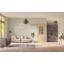 Front-Milieuansicht der vor der Wand laufenden GARANT Schiebetür Authentic Asteiche GCK08 mit Lichtausschnitt LA-6 Sprosse SP4