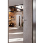 CloseUp-Milieuansicht von JELD-WEN Innentür Trend Concrete Hell Optima DuriTop CPL mit Lichtausschnitt LÖ-62 bandseitig