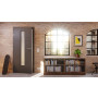 Detail-Milieuansicht von HÖRMANN Innentür Groove 78 Staubgrau RAL 7037 Lack DesignLine mit Lichtausschnitt LA 24 mittig