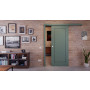 Front-Milieuansicht der vor der Wand laufenden CLASSEN Schiebetür Frame 5.5 Uni Green Dekorfolie
