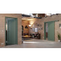 Main-Milieuansicht der vor der Wand laufenden CLASSEN Schiebetür Frame 5.5 Uni Green Dekorfolie