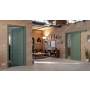 Main-Milieuansicht der vor der Wand laufenden CLASSEN Schiebetür Frame 5.9 Uni Green Dekorfolie