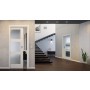 Front-Milieuansicht der in der Wand laufenden Coso 35 LA-03 Weißlack RAL 9016 Premium Schiebetür