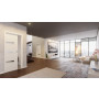 Blick in Wohnmilieu mit Schiebetür Weißlack RAL 9010 Premium LA-30 in der Wand laufend