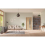 Front-Milieuansicht der in der Wand laufenden GARANT Schiebetür Authentic Risseiche GCK08 mit Lichtausschnitt LA-4 schlossseitig Sprosse SP10