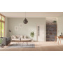 Front-Milieuansicht der in der Wand laufenden GARANT Schiebetür 0160-60 Silver Grey CePaL mit Lichtausschnitt LA-5 bandseitig Sprosse SP10