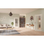 Main-Milieuansicht der vor der Wand laufenden GARANT Schiebetür 0105-60 Pearl White CePaL mit Lichtausschnitt LA-2 Sprosse SP2