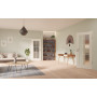 Main-Milieuansicht der vor der Wand laufenden GARANT Schiebetür 0105-60 Pearl White CePaL mit Lichtausschnitt LA-2 Sprosse SP4