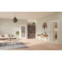 Main-Milieuansicht der vor der Wand laufenden GARANT Schiebetür 0105-60 Pearl White CePaL mit Lichtausschnitt LA-3 Sprosse SP2