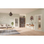 Main-Milieuansicht der vor der Wand laufenden GARANT Schiebetür 0105-60 Pearl White CePaL mit Lichtausschnitt LA-3 Sprosse SP4