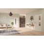 Main-Milieuansicht der vor der Wand laufenden GARANT Schiebetür 0105-60 Pearl White CePaL mit Lichtausschnitt LA-5 bandseitig
