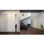 Linea 02 Weißlack Premium Schiebetür vor der Wand laufend im Wohnbereich