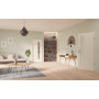 Main-Milieuansicht der in der Wand laufenden GARANT Schiebetür 0105-60 Pearl White CePaL mit Lichtausschnitt LA-4 schlossseitig Sprosse SP10