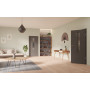 Main-Milieuansicht der in der Wand laufenden GARANT Schiebetür 10622-60 Ebony CePaL mit Lichtausschnitt LA-5 schlossseitig Sprosse SP10