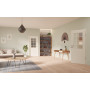 Main-Milieuansicht der in der Wand laufenden GARANT Schiebetür 0105-60 Pearl White CePaL mit Lichtausschnitt LA-6 Sprosse SP1