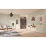 Main-Milieuansicht der in der Wand laufenden GARANT Schiebetür 0105-60 Pearl White CePaL mit Lichtausschnitt LA-6 Sprosse SP4
