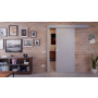 Front-Milieuansicht der vor der Wand laufenden JELD-WEN Schiebetür Flint Grey Laminat DuriTop CPL
