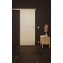 Front-Milieuansicht der vor der Wand laufenden GARANT Feuchtraum-Schiebetür 0105-60 Pearl White Resopal