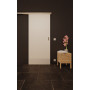 Front-Milieuansicht der vor der Wand laufenden GARANT Feuchtraum-Schiebetür D354-60 Designer White Resopal
