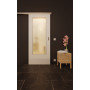 Front-Milieuansicht der vor der Wand laufenden GARANT Feuchtraum-Schiebetür D354-60 Designer White Resopal mit Lichtausschnitt LA-DIN