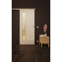 Front-Milieuansicht der vor der Wand laufenden GARANT Feuchtraum-Schiebetür 0105-60 Pearl White Resopal mit Lichtausschnitt LA-4 bandseitig
