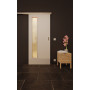 Front-Milieuansicht der vor der Wand laufenden GARANT Feuchtraum-Schiebetür 0160-60 Silver Grey Resopal mit Lichtausschnitt LA-4 bandseitig