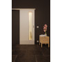 Front-Milieuansicht der vor der Wand laufenden GARANT Feuchtraum-Schiebetür 0160-60 Silver Grey Resopal mit Lichtausschnitt LA-4 schlossseitig