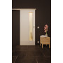 Front-Milieuansicht der vor der Wand laufenden GARANT Feuchtraum-Schiebetür D354-60 Designer White Resopal mit Lichtausschnitt LA-4 schlossseitig