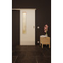 Front-Milieuansicht der vor der Wand laufenden GARANT Feuchtraum-Schiebetür 0105-60 Pearl White Resopal mit Lichtausschnitt LA-5 bandseitig