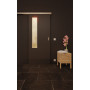 Front-Milieuansicht der vor der Wand laufenden GARANT Feuchtraum-Schiebetür 10622-60 Ebony Resopal mit Lichtausschnitt LA-5 bandseitig