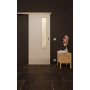 Front-Milieuansicht der vor der Wand laufenden GARANT Feuchtraum-Schiebetür 0160-60 Silver Grey Resopal mit Lichtausschnitt LA-5 schlossseitig