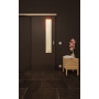 Front-Milieuansicht der vor der Wand laufenden GARANT Feuchtraum-Schiebetür 10622-60 Ebony Resopal mit Lichtausschnitt LA-5 schlossseitig