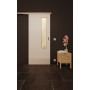 Front-Milieuansicht der vor der Wand laufenden GARANT Feuchtraum-Schiebetür D354-60 Designer White Resopal mit Lichtausschnitt LA-5 schlossseitig